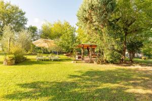 a park with a picnic table and an umbrella at Casa Vacanze Mongili - Il Moro in Chiusi