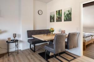 a dining room with a wooden table and chairs at Fewo Schmidt in Bahlingen
