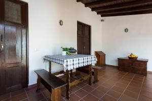 a table with a checkered table cloth in a room at Casa Rural La Escalerilla in Teror
