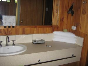 A bathroom at Country Road Motel St Arnaud