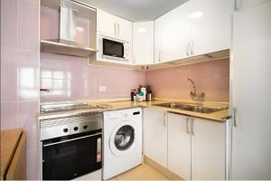 a kitchen with a washing machine and a sink at Loft Molinos Atalaya in San Bartolomé