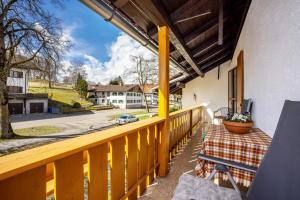 a balcony of a house with a table and chairs at Beim Blitz ehemals Haus Maier in Schwangau