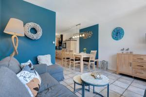 a living room with a couch and a table at Ferienhaus Düün Drööm in Ording