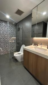 a bathroom with a toilet and a sink and a mirror at Căn hộ Republic Plaza gần Tân Sơn Nhất airport in Kon Rung (1) +3 photos