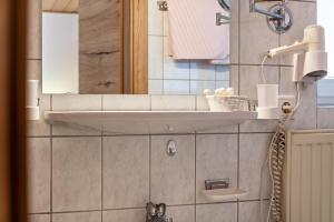 a bathroom with a sink and a mirror at Ferienwohnung Lengdobler - Leni in Bad Kohlgrub +20 photos