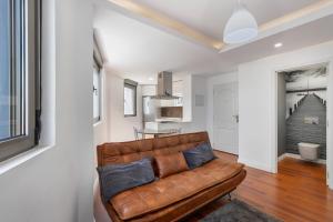a living room with a brown leather couch at Ínsula Home in Tamaraceite +37 photos