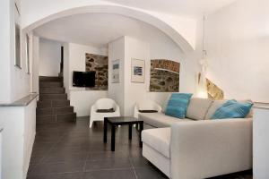 a living room with a couch and a table at Beroni su due livelli in Bonassola