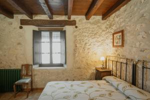 a bedroom with a bed and a window at La Morada del Cura in Calabazas