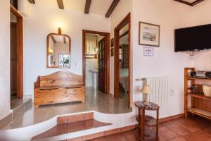a living room with a tub and a mirror at Casa Victor - Apartment 3 in La Orotava