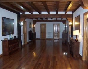 a large living room with wooden floors and a wooden ceiling at Casa Rural Barbonea in Lekunberri