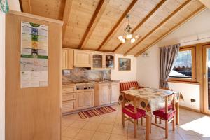 a kitchen with a table and chairs in a room at Appartamento Jolly in Livigno