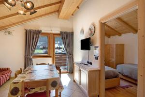 a bedroom with a bed and a table in a room at Appartamento Jolly in Livigno