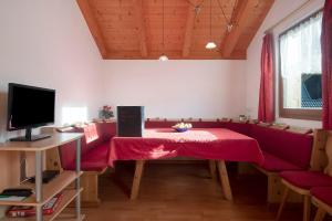 a room with a table with a red table cloth at Apt Bergblick Hinterproslhof in Sarntal