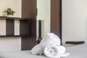 a towel sitting on top of a bed at Sleeptubal Moderne Accommodatie in Alhos Vedros +11 photos