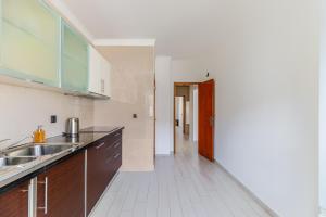 a kitchen with a sink and a counter top at Sleeptubal Moderne Accommodatie in Alhos Vedros