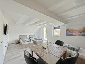 a living room with a table and chairs at Ferienwohnung Hochwangen in Ichenhausen