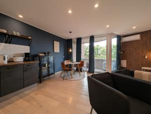 a kitchen and living room with a couch and a table at City Apartments Osnabrück - Balkon & Parken inklusive in Osnabrück