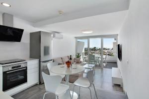 a kitchen and dining room with a table and chairs at Tamaran Bureba 511 in Maspalomas