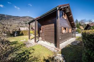 a small wooden house in a yard at Chalet 4p Simple - La Gélinotte in Verchaix