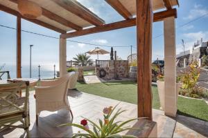 a patio with a table and chairs and a garden at Las Golondrinas in Jedey