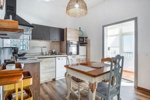 a kitchen with a table and a dining room at Las Golondrinas in Jedey
