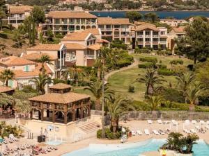 an aerial view of a resort with a swimming pool at Appartement Cap Esterel St Raphaël in Saint-Raphaël