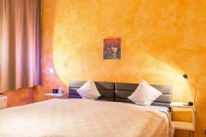 a bedroom with a bed with a painting on the wall at Ferienwohnung Faden in Konstanz
