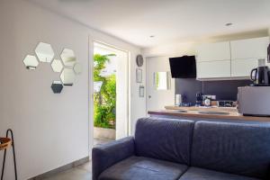 a living room with a couch and a kitchen at Lucerta Bella in Aix-en-Provence