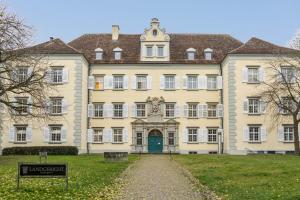 a large building with a green door in the yard at Ferienwohnung Faden in Konstanz