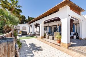 a house with an outdoor patio with palm trees at Ecoturismo Calblanque in Las Barracas