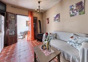 a living room with a couch and a table at Los Placeres Del Paladin in Zufre