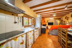 a kitchen and living room with a bed in a room at C´antonia Y Manuel in Laroya