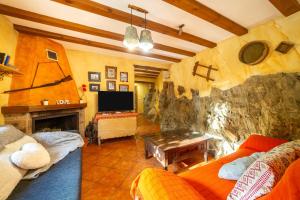 a living room with a couch and a tv at C´antonia Y Manuel in Laroya