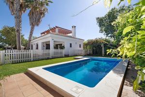 a swimming pool in the yard of a house at Casa Dos Mares in Cádiz