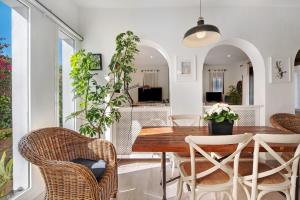 a dining room with a wooden table and chairs at Casa Dos Mares in Cádiz