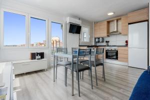 a kitchen and dining room with a table and chairs at Vora Port in L'Ampolla