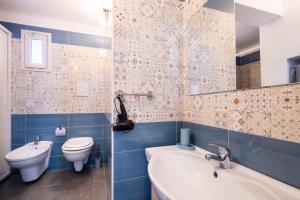 a bathroom with a toilet and a tub and a sink at Casa Vacanze Lu Rizzaru in Nardò