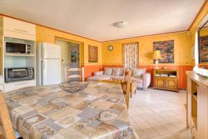 a kitchen and a living room with a table at Le Clos Rilda en Bounet in Villefranche-de-Lauragais