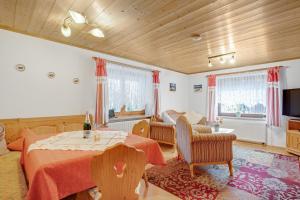a living room with a table and a couch at Ferienwohnung König im Erdgeschoss in Berchtesgaden