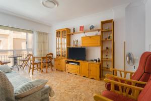a living room with a television and a dining room at Bonanza in Gandía