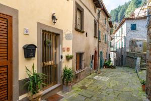 an alley in an old town with buildings at Da Susy - Aria condizionata in Pescia