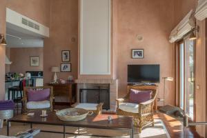 a living room with a table and chairs and a tv at Villa Lavanda in Benalup Casas Viejas