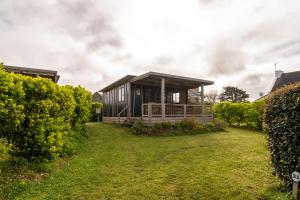 a house in a vineyard with a yard at Chalet 25m2 - La Vieille in Plouhinec