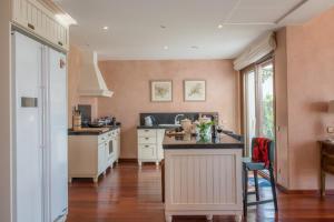 a kitchen with a island in the middle of a room at Villa Lavanda in Benalup Casas Viejas