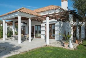 a white house with a patio with a table at Villa Lavanda in Benalup Casas Viejas