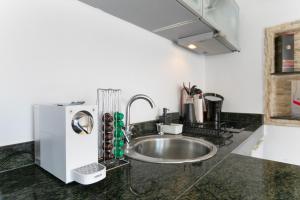 a kitchen counter with a sink and a mixer at Paraíso Radazul in Radazul