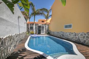 a villa with a swimming pool in front of a house at Paraíso Radazul in Radazul