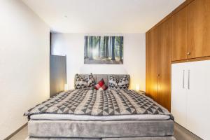 a bedroom with a large bed in a room at Ferienwohnung Brunnenblick in Pottenstein