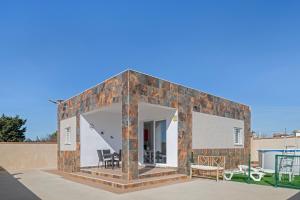 a small house with a brick wall at El Descanso in Conil de la Frontera