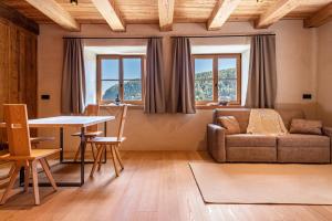 a living room with a couch and a table at Egger an der Lahn - Apt Nonna in San Genesio Atesino